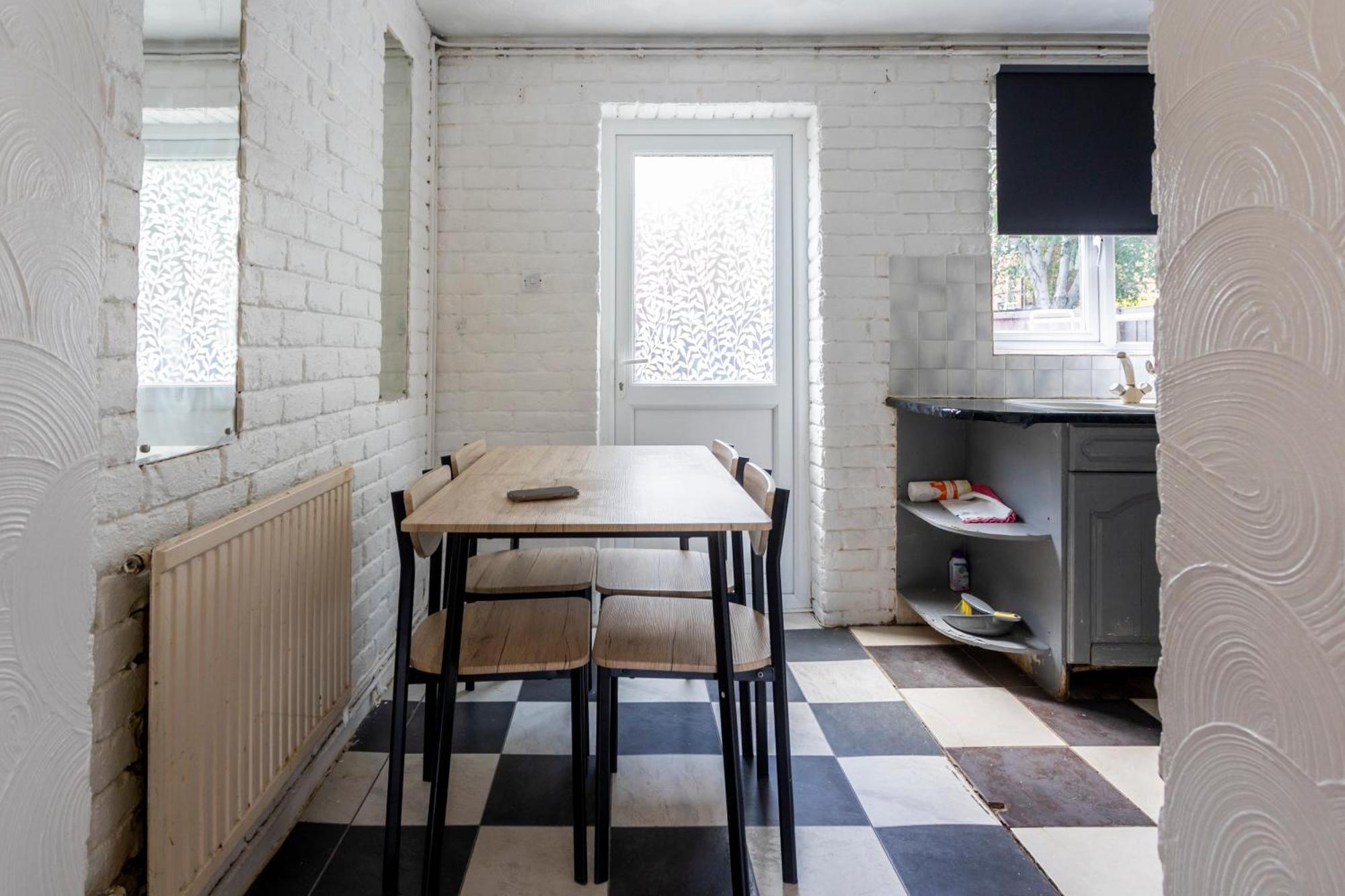 Cosy By Excel Centre & Airport Апартаменты *
